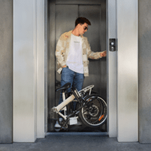 Bicicleta eléctrica Flexy La bicicleta eléctrica plegable es perfecta para desplazamientos urbanos y aventuras al aire libre. Con una autonomía de 35 km, puedes recorrer grandes distancias sin preocuparte por la batería. Sus ruedas de 20" ofrecen gran agarre y adherencia, mientras que el sistema de doble freno de disco garantiza la máxima seguridad en cada trayecto. Además, el cuadro de acero Hi-Ten proporciona una gran resistencia y durabilidad.