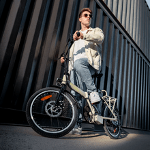 Bicicleta eléctrica Flexy La bicicleta eléctrica plegable es perfecta para desplazamientos urbanos y aventuras al aire libre. Con una autonomía de 35 km, puedes recorrer grandes distancias sin preocuparte por la batería. Sus ruedas de 20" ofrecen gran agarre y adherencia, mientras que el sistema de doble freno de disco garantiza la máxima seguridad en cada trayecto. Además, el cuadro de acero Hi-Ten proporciona una gran resistencia y durabilidad.