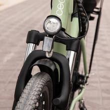 Bicicleta eléctrica Capital Bicicleta eléctrica de ciudad con 80 km de autonomía, 28", suspensión delantera, cambio Shimano de 6 velocidades y doble disco de freno.