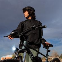 Bicicleta eléctrica e-Xplore de montaña de batería extraíble con 55 km de autonomía, 27,5" , suspensión delantera, cambio Shimano de 7 velocidades y doble disco de freno.