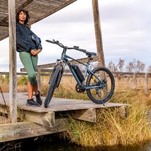 Bicicleta eléctrica e-Xplore de montaña de batería extraíble con 55 km de autonomía, 27,5" , suspensión delantera, cambio Shimano de 7 velocidades y doble disco de freno.