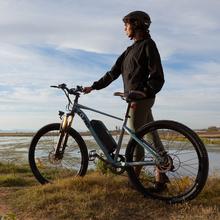 Bicicleta de montanha elétrica MTB de bateria amovível com 55 km de autonomia, 27,5", suspensão dianteira, caixa de velocidades shimano de 21 velocidades e travões de disco duplo.