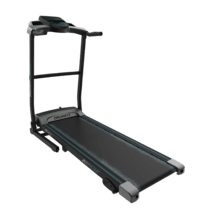 DrumFit WayHome 1500 Sprint Style Cinta de correr plegable con potencia de 1100 W. De 1 a 15 Km/h. 12 programas predefinidos. Panel de control LCD. Superficie de carrera de 120x40 cm. Inclinación manual. Conectividad bluetooth y altavoces. Plegable, con ruedas de transporte, pulsómetro, sistema de seguridad magnético y soporte para dispositivos.