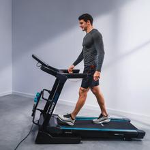 DrumFit WayHome 1800 Runner Sprint Tapis roulant pieghevole con potenza 2200 W. Da 1 a 18 km/h. 12 programmi predefiniti. Pannello di controllo LCD. Superficie di corsa 133x46 cm con ammortizzazione. Sistema di inclinazione manuale e sistema di piegatura verticale automatica. Manubri e barra addominale. Pieghevole, con ruote per il trasporto, cardiofrequenzimetro, sistema di sicurezza magnetico e supporto per borraccia e dispositivi.