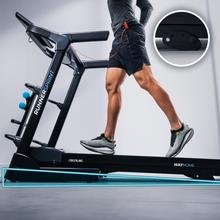 DrumFit WayHome 1800 Runner Sprint Cinta de correr plegable con potencia de 2200 W. De 1 a 18 Km/h. 12 programas predefinidos. Panel de control LCD. Superficie de carrera de 133x46 cm con amortiguación. Sistema de inclinación manual y sistema de plegado vertical automático. Mancuernas y barra para abdominales. Plegable, con ruedas de transporte, pulsómetro, sistema de seguridad magnético y soporte para botella y dispositivos.