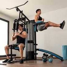 Stazione multifunzione Drumfit HomeGym 2000 Double Stazione multifunzione di allenamento. 2 stazioni. Blocco di pesi per un totale di 65 kg. Full-Body Workout. Cuscinetti imbottiti. Regolabile. Struttura in acciaio. Peso massimo dell’utente: 150 kg.