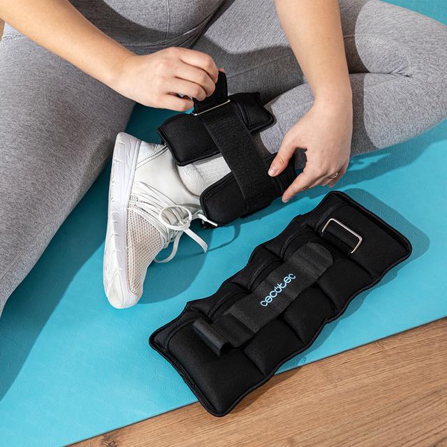 Pesas ajustables CECOTEC Drumfit AnkleBell 2500 Neo colocándose en el tobillo