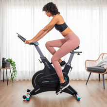 Drumfit Indoor 10000 Magnetic Connected Bicicleta indoor de resistencia magnética con volante de inercia de 10 kg, resistencia magnética, APP, pantalla LCD, pulsómetro, ruedas de transporte y soporte para tablet. Peso máximo de 120 kg y altura máxima 185 cm.