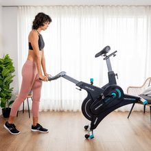 Drumfit Indoor 10000 Magnetic Connected Bicicleta indoor de resistencia magnética con volante de inercia de 10 kg, resistencia magnética, APP, pantalla LCD, pulsómetro, ruedas de transporte y soporte para tablet. Peso máximo de 120 kg y altura máxima 185 cm.