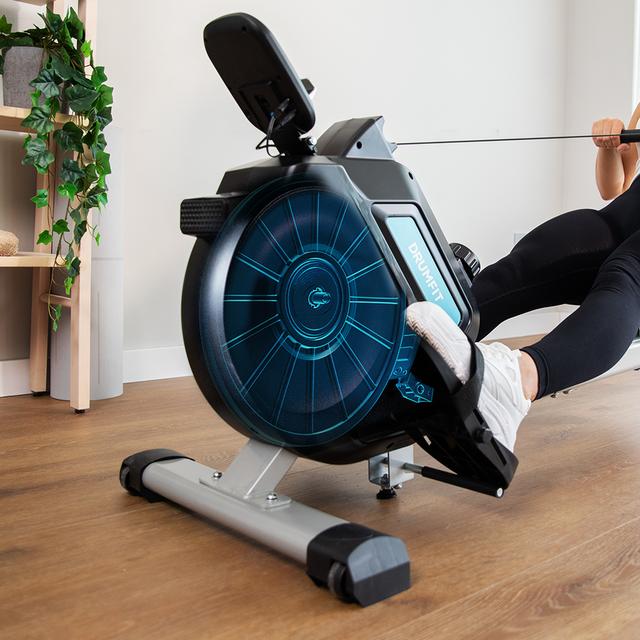 Máquina de remo Cecotec DrumFit Rower 5500 Regatta durante entrenamiento en casa