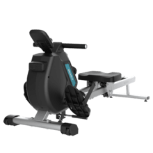 Drumfit Rower 5500 Regatta Vogatore pieghevole con sistema di resistenza magnetica e diversi livelli di intensità. Volano da 5,5 kg. È dotato di display LCD, poggiapiedi con cinghie regolabili e ruote per il trasporto.