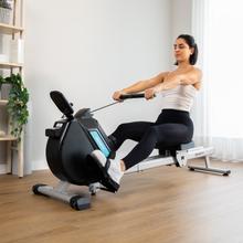 Drumfit Rower 5500 Regatta Máquina de remo plegable con sistema de resistencia magnética y diferentes niveles de intensidad. Volante de inercia de 5,5 kg. Posee display LCD, reposapiés con correas ajustables y ruedas de transporte.