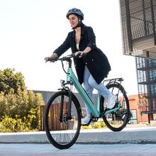 City Woman Bicicleta urbana elétrica com 90 km de autonomia, suspensão dianteira, caixa de velocidades shimano de 7 velocidades e travões de disco duplo.