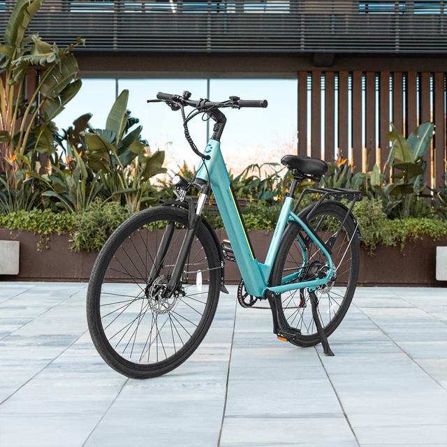 City Woman Bicicleta urbana elétrica com 90 km de autonomia, suspensão dianteira, caixa de velocidades shimano de 7 velocidades e travões de disco duplo.