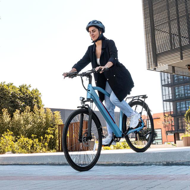 City Men Bicicleta urbana elétrica com 90 km de autonomia, suspensão dianteira, caixa de velocidades shimano de 7 velocidades e travão hidráulico de disco duplo.