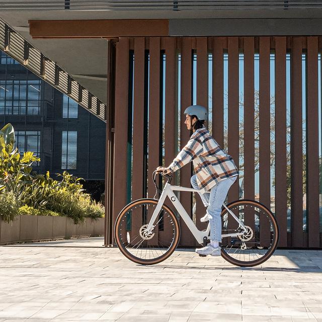 Bicicleta eléctrica Cecotec Sprint en marcha por ciudad