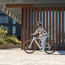 City Sprint Bicicleta urbana elétrica com 70 km de autonomia, caixa de velocidades shimano de 8 velocidades e travão hidráulico de disco duplo.