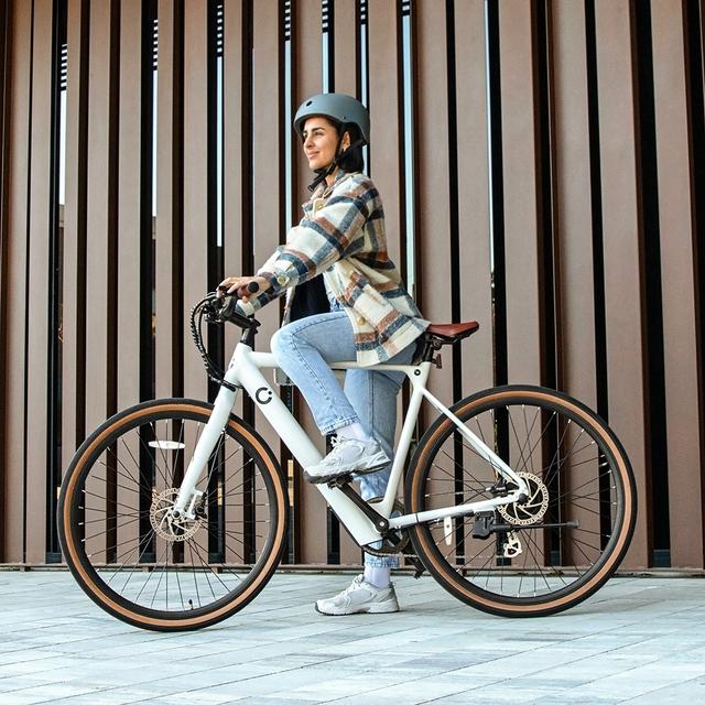 City Sprint Bicicleta urbana elétrica com 70 km de autonomia, caixa de velocidades shimano de 8 velocidades e travão hidráulico de disco duplo.