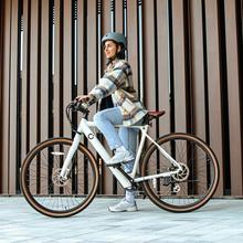 City Sprint Bici elettrica da città con 70 km di autonomia, cambio shimano a 8 velocità e doppio freno a disco idraulico.