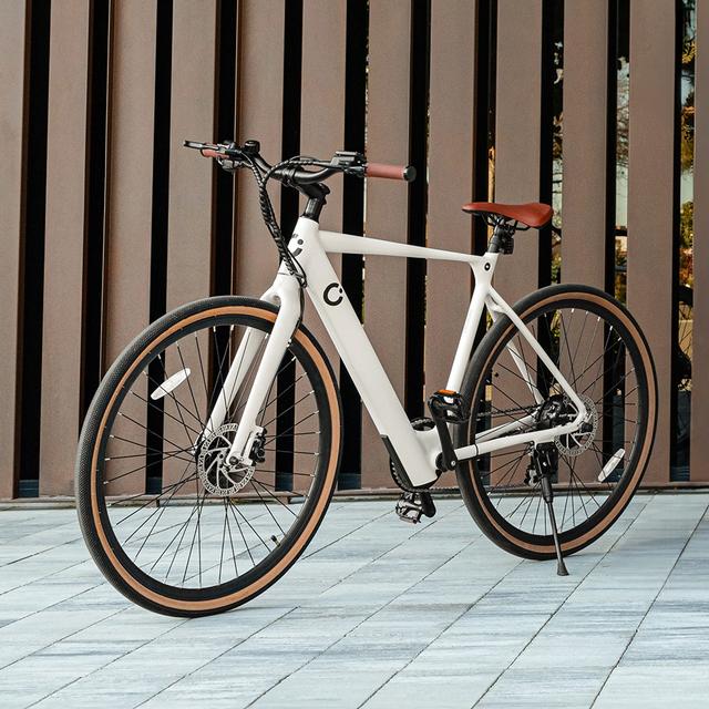 Bicicleta eléctrica Cecotec Sprint aparcada en entorno urbano