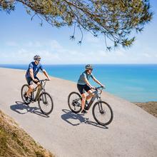 Mountain Avanti Bicicleta de montanha elétrica com 120 km de autonomia, suspensão dianteira, caixa de velocidades shimano de 10 velocidades e travão hidráulico de disco duplo tektro.