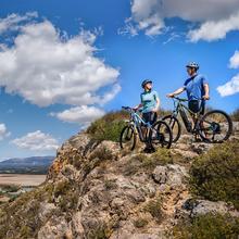 Mountain Avanti Bicicleta de montanha elétrica com 120 km de autonomia, suspensão dianteira, caixa de velocidades shimano de 10 velocidades e travão hidráulico de disco duplo tektro.