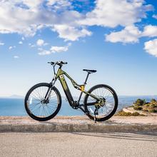 Mountain bike elettrica da 29", con 120 km di autonomia, doppia sospensione, cambio Shimano Cues a 10 velocità e freno idraulico Tektro a doppio disco.