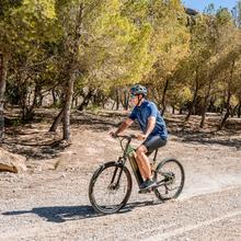 Mountain bike elettrica da 29", con 120 km di autonomia, doppia sospensione, cambio Shimano Cues a 10 velocità e freno idraulico Tektro a doppio disco.