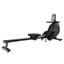 Drumfit Rower 9000 Regatta Máquina de remo con sistema de resistencia magnética y 8 niveles de intensidad. Volante de inercia 9 Kg. Pantalla LCD. Estructura plegable de forma vertical. Reposapiés con correas ajustables y ruedas de transporte. Soporte para dispositivos. Peso máximo de 110 kg y altura máxima 190 cm.