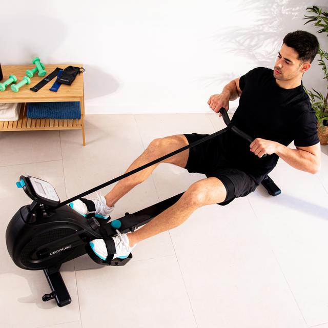 Usuario entrenando con la máquina de remo Cecotec DrumFit Rower 9000 Regatta