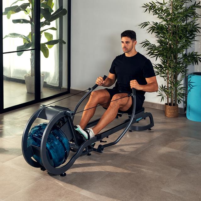 Máquina de remo Cecotec Drumfit Rower 20000 Neptuno en uso