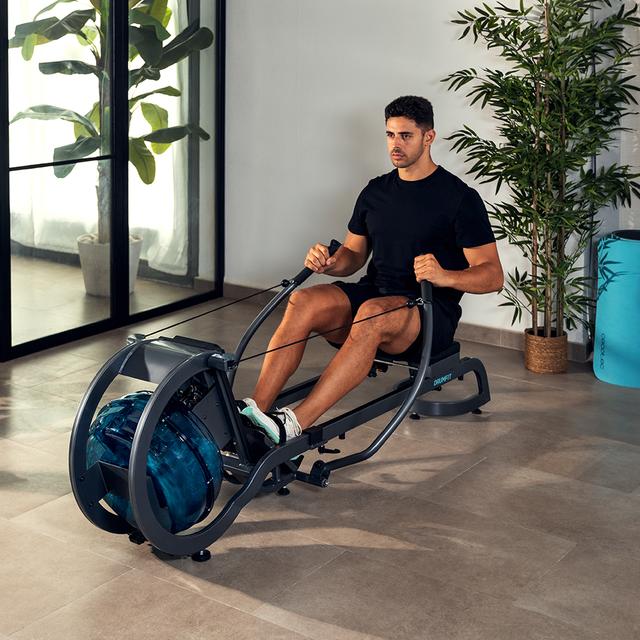 Drumfit Rower 20000 Neptuno Máquina de remo de resistencia de agua con tanque de 11 litros de capacidad. APP. Sillín ajustable horizontalmente. Pantalla LCD. Soporte para dispositivos. Doble manillar. Peso máximo de 135 kg y altura máxima 190 cm.