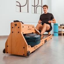 Drumfit Rower 20000 Neptuno Wood Vogatore ad acqua con finiture in legno. Serbatoio da 13 litri di capacità. APP. Sellino regolabile in orizzontale. Display LCD. Supporto per dispositivi. Doppio manubrio. Peso massimo dell’utente: 130 kg