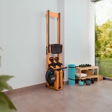 Drumfit Rower 20000 Neptuno Wood Rudergerät mit Wasserwiderstand und Holzoberfläche. Tank mit 13 Liter Fassungsvermögen. APP. Horizontal verstellbarer Sattel. LCD-Display. Display-Halterung. Doppelter Lenker. Maximales Gewicht 135 kg und maximale Größe 195 cm.