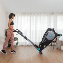 Drumfit Elliptical 8000 Magno Bicicleta elíptica de resistencia magnética con 8 niveles ajustables manualmente. 8 kg de volante de inercia. 38 cm de zancada. Pulsómetro. Pantalla LCD. Soporte para dispositivos. Peso máximo de 110 kg y altura máxima 190 cm.