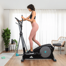 Drumfit Elliptical 8000 Magno Bicicleta elíptica de resistencia magnética con 8 niveles ajustables manualmente. 8 kg de volante de inercia. 38 cm de zancada. Pulsómetro. Pantalla LCD. Soporte para dispositivos. Peso máximo de 110 kg y altura máxima 190 cm.