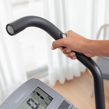 Drumfit Elliptical 8000 Magno Bicicletta ellittica a resistenza magnetica con 8 livelli regolabili manualmente. Volano da 8kg. Passo 38 cm. Pulsometro. Schermo a cristalli liquidi. Supporto del dispositivo.