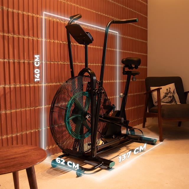 Drumfit WOD Rider 3000 Eolo Bicicleta de resistencia al aire. Air Bike. Ventilador 62 cm de diámetro. Sillín ajustable horizontal y verticalmente. Pantalla LCD. Soporte para dispositivos. Calapiés. Manillar acolchado. Pedaleo bidireccional. Ruedas de transporte. Peso máximo de 120 kg y altura máxima 190 cm.