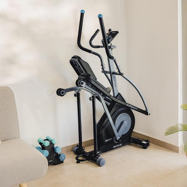 Drumfit Elliptical 8000 Motor Pro Vélo elliptique avec système de résistance magnétique réglable par moteur. APP.  Pliable. Écran LCD avec support pour dispositif. Volant d’inertie de 8 kg. Pulsomètre. Foulée de 43. Poids maximum 110 kg et taille maximum 190 cm.