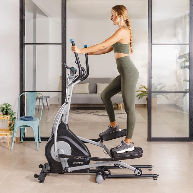 Drumfit Elliptical 8000 Motor Pro Ellipsentrainer mit motorisch verstellbarem Magnetwiderstand. APP.  Klappbar. LCD-Display mit Geräteunterstützung. 8 kg Schwungrad. Herzfrequenzmessgerät. Schrittlänge 40 cm. Höchstgewicht 110 kg und Höchstgröße 190 cm.