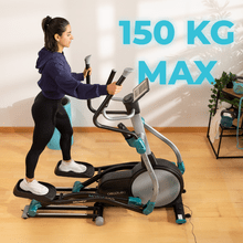 Drumfit Elliptical 10000 Motor Pro Bicicleta elíptica de resistencia magnética regulable a motor. 32 niveles de resistencia. APP. Plegable. Pantalla LCD con soporte para dispositivos. Volante de inercia 10 kg. Pulsómetro. Zancada 43 cm. Doble raíl. Peso máximo de 150 kg y altura máxima 190 cm.