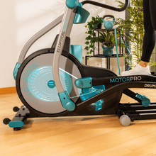 Drumfit Elliptical 10000 Motor Pro Bicicleta elíptica com sistema de resistência magnética regulável por motor. 32 níveis de resistência. APP. Dobrável. Ecrã LCD com suporte para dispositivos. Volante de inércia 10 kg. Monitor cardiaco. Passo 43 cm. Calha dupla.