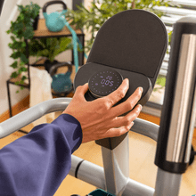 Drumfit Elliptical 10000 Motor Pro Bicicleta elíptica com sistema de resistência magnética regulável por motor. 32 níveis de resistência. APP. Dobrável. Ecrã LCD com suporte para dispositivos. Volante de inércia 10 kg. Monitor cardiaco. Passo 43 cm. Calha dupla.