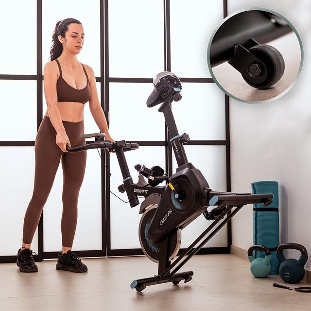 DrumFit Indoor 6000 Compact Bicicleta de ciclismo indoor compacta con volante de inercia de 6 Kg. Pantalla LCD. Soporte para dispositivos. Ruedas de transporte. Resistencia ajustable. Sillín y manillar ajustables. Peso máximo de 120 kg y altura máxima 175 cm.