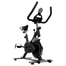 DrumFit Indoor 6000 Compact Bicicleta de ciclismo indoor compacta con volante de inercia de 6 Kg. Pantalla LCD. Soporte para dispositivos. Ruedas de transporte. Resistencia ajustable. Sillín y manillar ajustables. Peso máximo de 120 kg y altura máxima 175 cm.