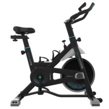 DrumFit Indoor 13000 Race Bicicleta de ciclismo indoor con volante de inercia de 13 Kg. Pulsómetro. Pantalla LCD. Soporte para dispositivos y botella. Ruedas de transporte. Sillín ajustable vertical y horizontalmente. Peso máximo de 120 kg y altura máxima 190 cm.