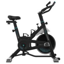 DrumFit Indoor 13000 Race Bicicleta indoor de spinning con volante de inercia de 13 Kg. Pulsómetro. Pantalla LCD. Soporte para dispositivos y botella. Ruedas de transporte. Sillín ajustable vertical y horizontalmente. Peso máximo de 120 kg y altura máxima 190 cm.