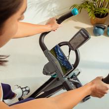 DrumFit Indoor 13000 Race Sprint Bicicleta de ciclismo indoor con volante de inercia de 13 Kg. Pulsómetro. Pantalla LCD. Soporte para dispositivos. Ruedas de transporte. Resistencia por fricción. Sillín ajustable vertical y horizontalmente. Peso máximo de 110 kg y altura máxima 190 cm.