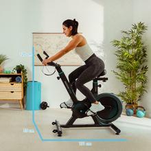 DrumFit Indoor 13000 Race Sprint Bicicleta de ciclismo indoor con volante de inercia de 13 Kg. Pulsómetro. Pantalla LCD. Soporte para dispositivos. Ruedas de transporte. Resistencia por fricción. Sillín ajustable vertical y horizontalmente. Peso máximo de 110 kg y altura máxima 190 cm.