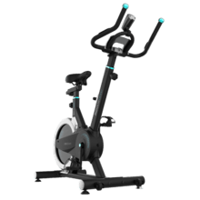 DrumFit Indoor 13000 Race Sprint Bicicleta de ciclismo indoor con volante de inercia de 13 Kg. Pulsómetro. Pantalla LCD. Soporte para dispositivos. Ruedas de transporte. Resistencia por fricción. Sillín ajustable vertical y horizontalmente. Peso máximo de 110 kg y altura máxima 190 cm.
